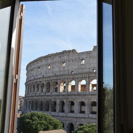 Jacuzzi In Front Of The Colosseum Rom Exteriör bild