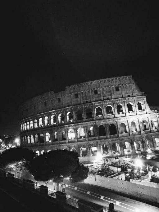 Jacuzzi In Front Of The Colosseum Rom Exteriör bild