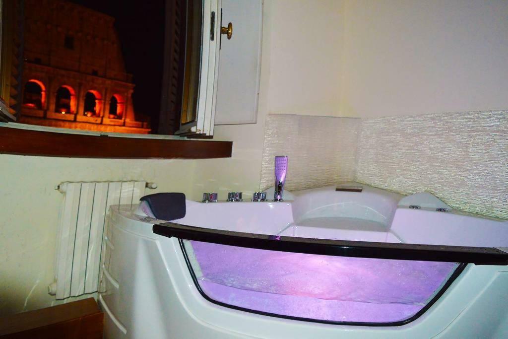 Jacuzzi In Front Of The Colosseum Rom Exteriör bild