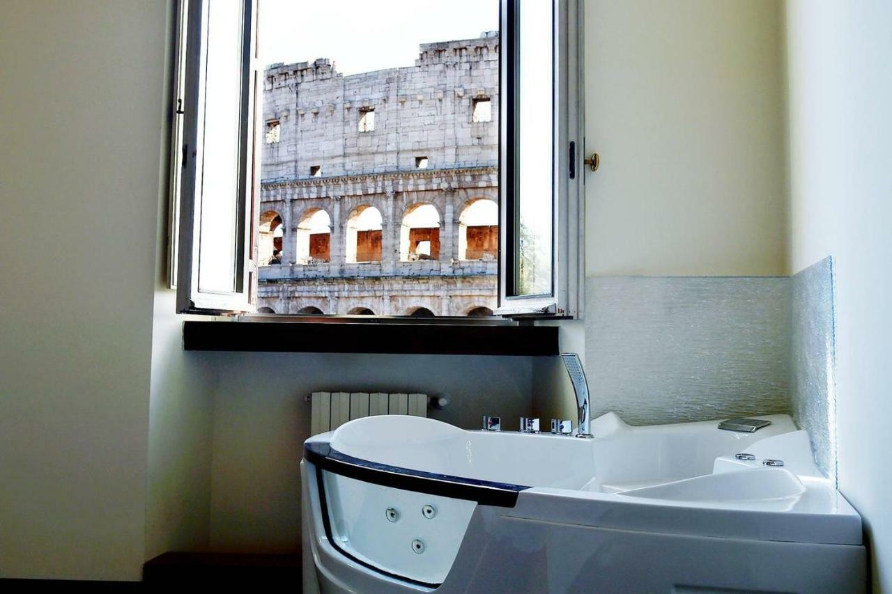 Jacuzzi In Front Of The Colosseum Lägenhet Rom Exteriör bild