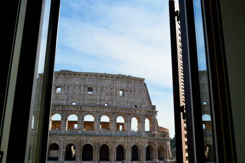 Jacuzzi In Front Of The Colosseum Rom Exteriör bild