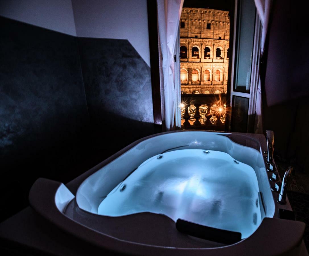 Jacuzzi In Front Of The Colosseum Rom Exteriör bild