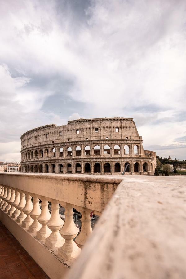 Jacuzzi In Front Of The Colosseum Rom Exteriör bild
